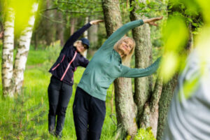 Venyttelyä metsäjoogassa